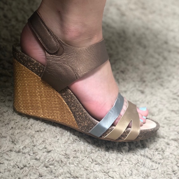 Tsubo Shoes - Tsubo Like new Metallic Wedge Sandal size 9
